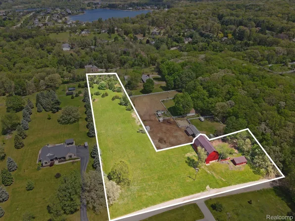 2352 Meadowood Ct, Milford, MI 48380