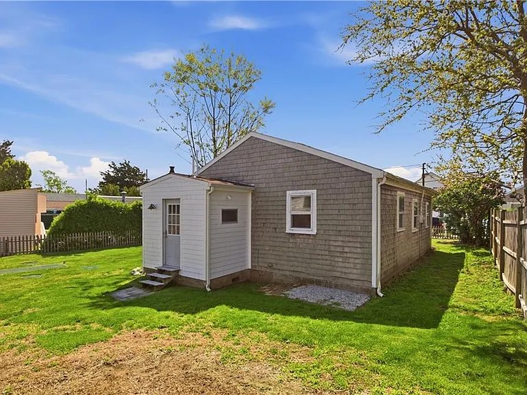 272 Riverside St — Photo 33