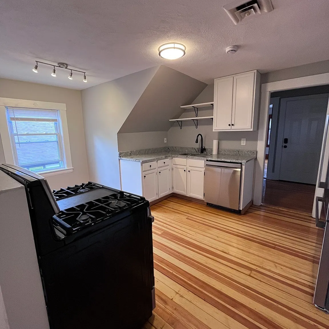 2 bed, 1.0 bath, 1100 sqft, $2,450 — Photo 4