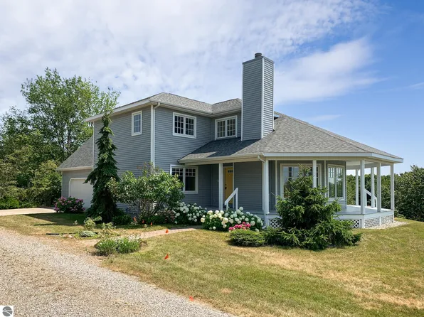 11800 N Foxview Dr, Northport, MI 49670