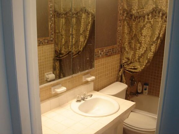 BATHROOM FIRST FLOOR