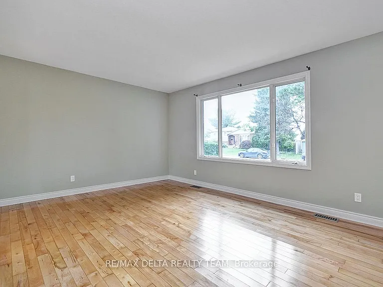 397 Phoenix Cres — Photo 9
