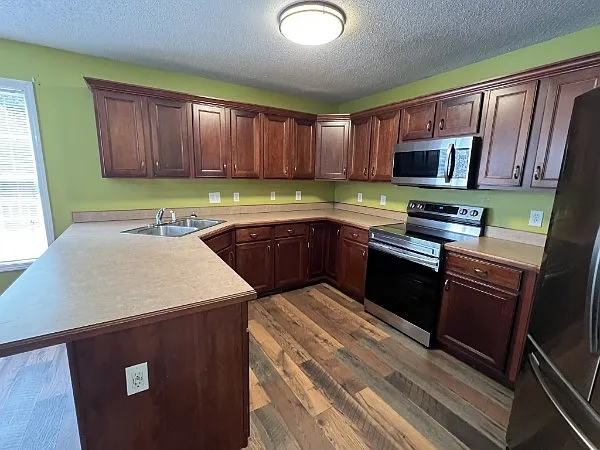 4 bed, 2.5 bath, 2427 sqft, $1,975 — Photo 4
