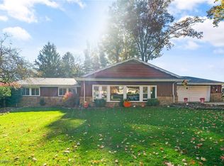 74 Robin Hood Dr, Youngstown, OH