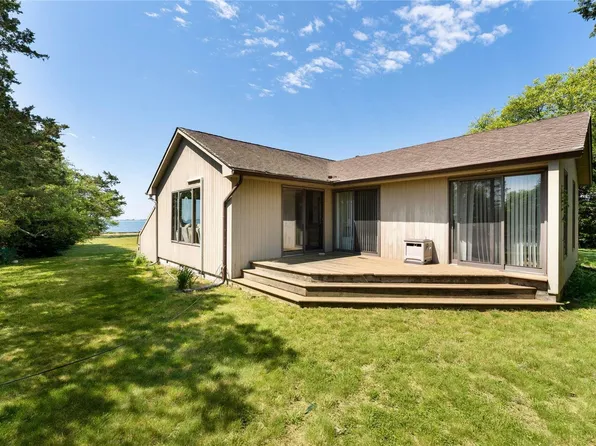 18 Last Lane, Hampton Bays, NY 11946