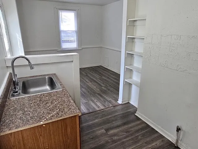 515 W Ring St - 1 — Photo 4