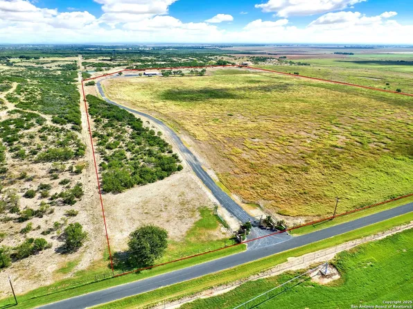 722 County Road 424, Hondo, TX 78861