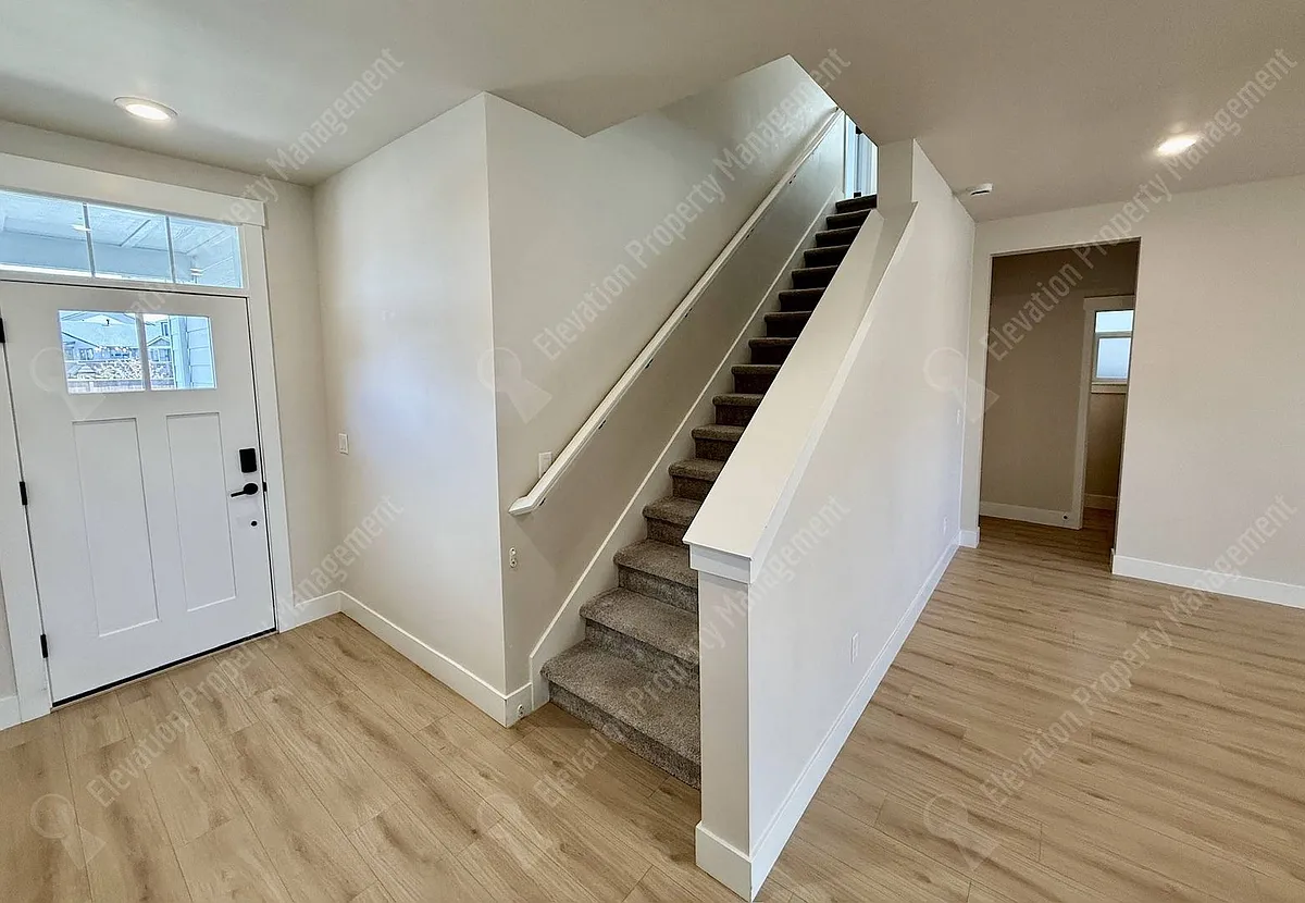 Building Photo - 3831 NE Tellus Dr