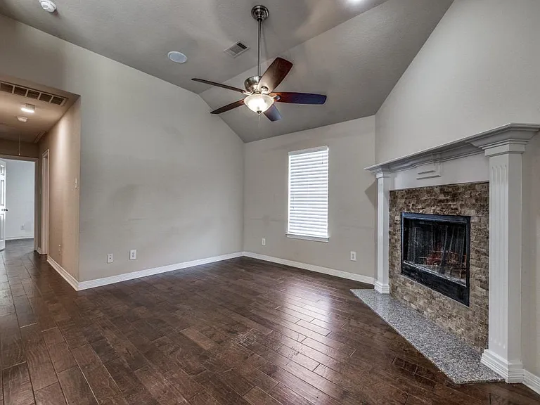 416 Scott Ln — Photo 3