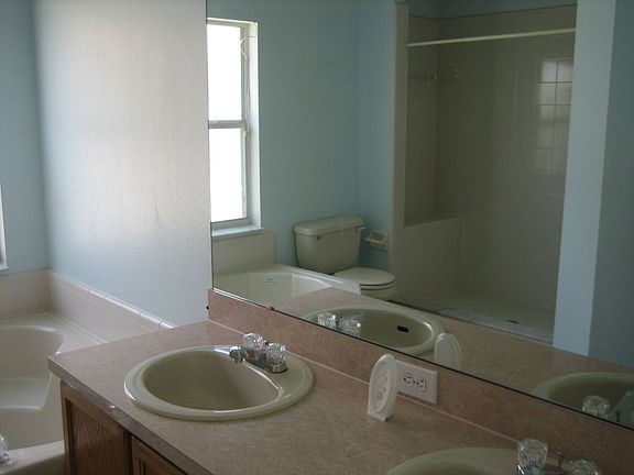 4th image of 921 Woodsong Way