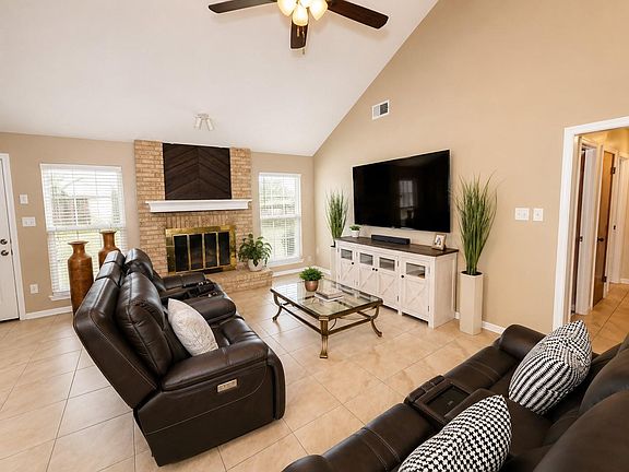 4th image of 1100 Cactus Dr