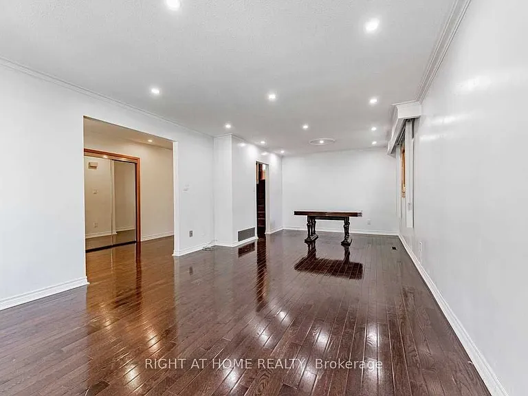 9 Chalet Rd — Photo 4