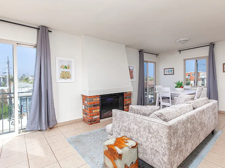 725 Santa Barbara Pl — Photo 9