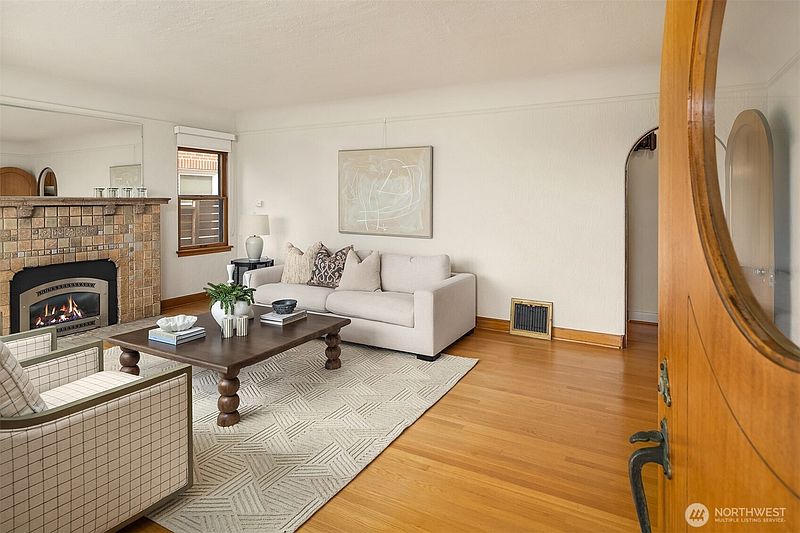 4th image of 2514 43rd Avenue W