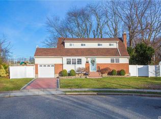 40 Locust Ln, Syosset, NY 11791