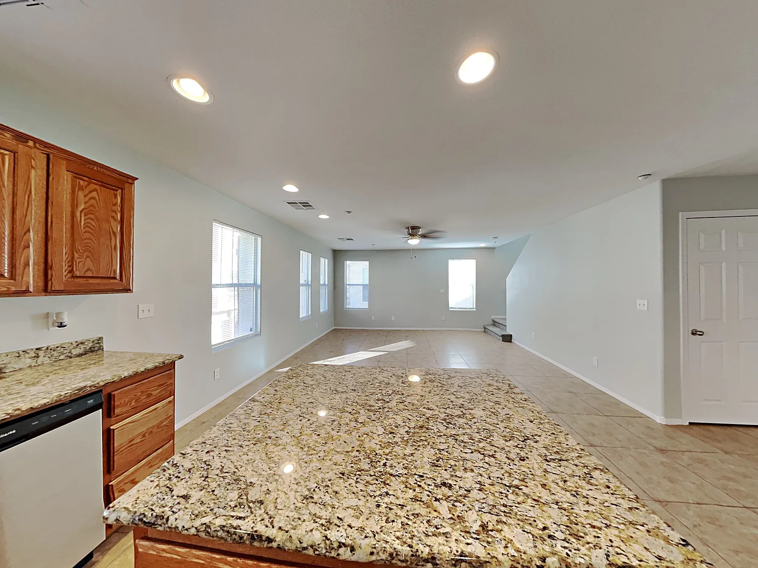 3 bed, 3.0 bath, 1404 sqft, $2,015 — Photo 4
