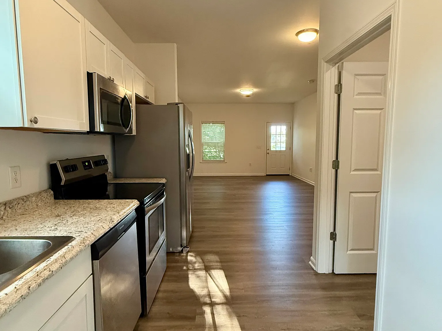 2 bed, 890 sqft, $1,300 — Photo 2