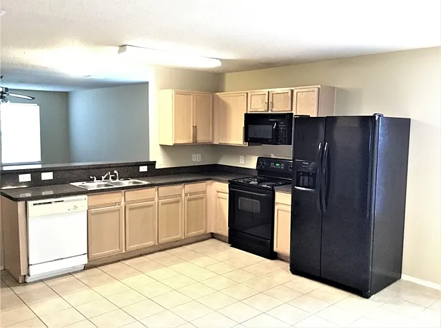 3 bed, 2.0 bath, 1789 sqft, $2,210 — Photo 2