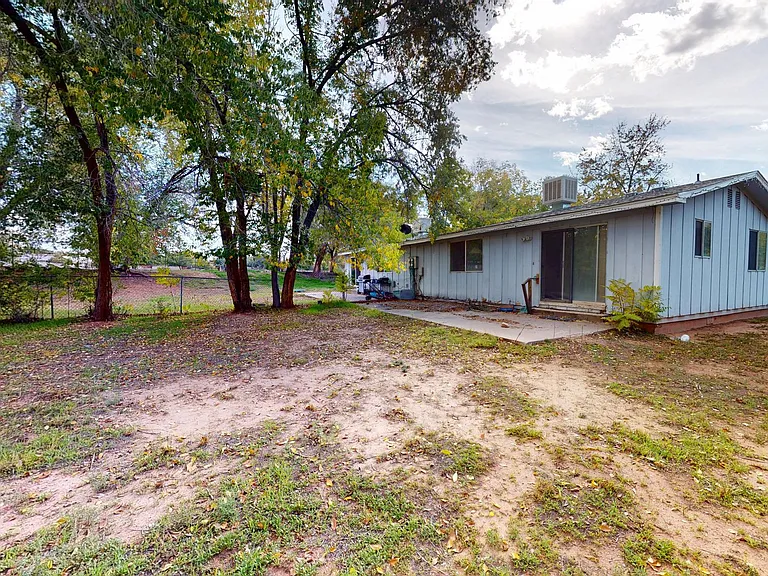 451 Loveridge Dr — Photo 4