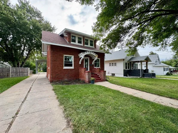 816 Garfield St, Holdrege, NE 68949