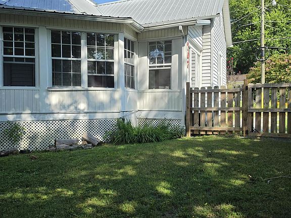 4th image of 702 Clinton St