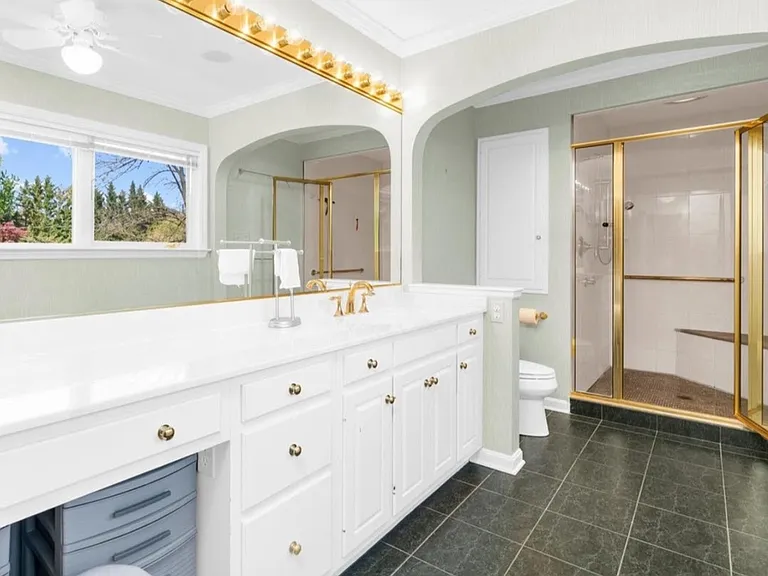 Bathroom #2: Master bathroom. BIG.