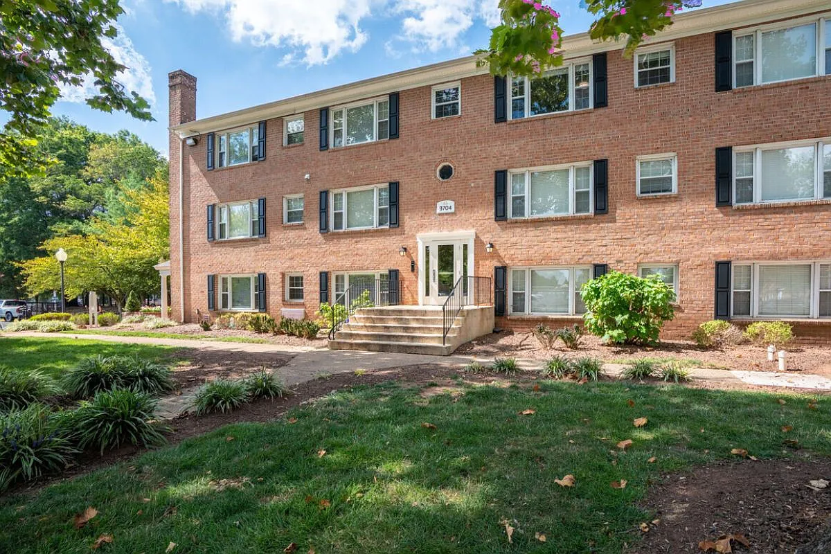 Colonial Village Apartments — Photo 1