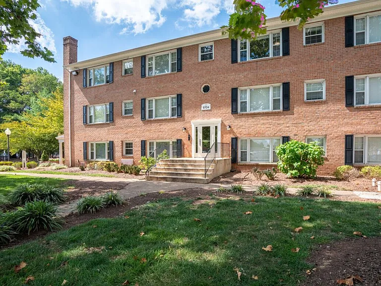 Colonial Village Apartments — Photo 1