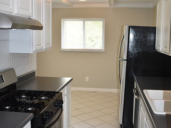 3rd image of 215 Moule Dr