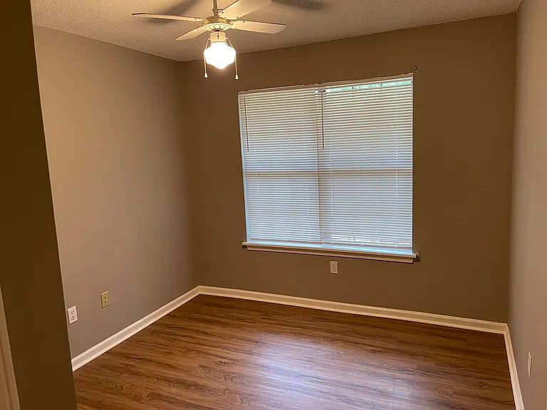 716 Rosewood Dr — Photo 6