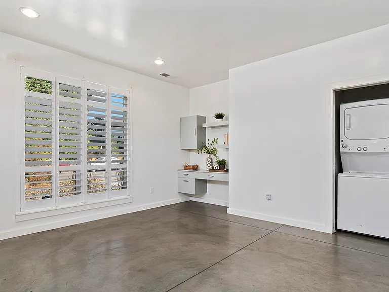 415 S Jackson St — Photo 11