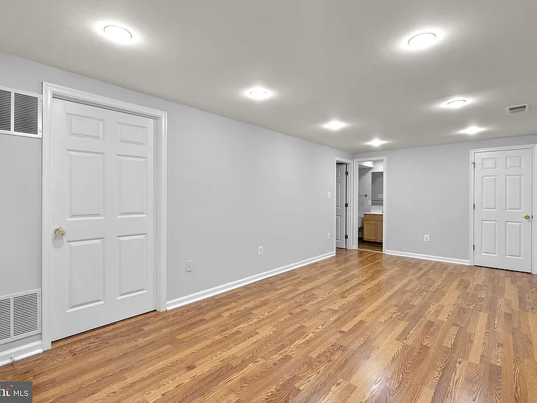 1119 Halesworth Dr — Photo 37