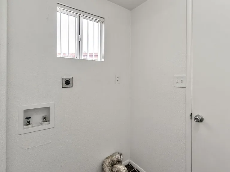 216 Whitton St — Photo 12