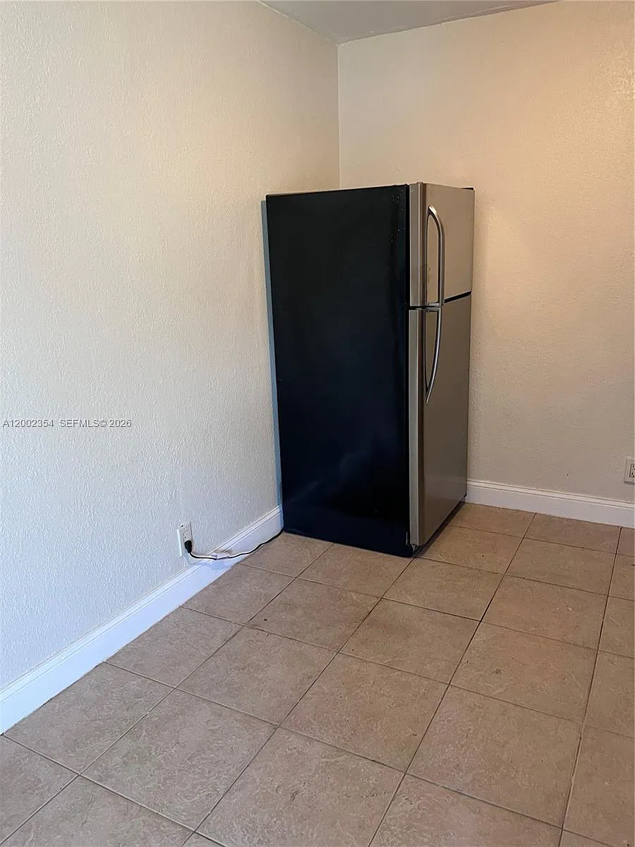 Photo 2 of 9 - 109 NW 14th Way #2 - Dania Beach, FL Building Photo - 109 NW 14th Way #2