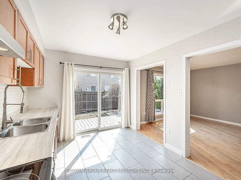 1152 Riddell Cres — Photo 13