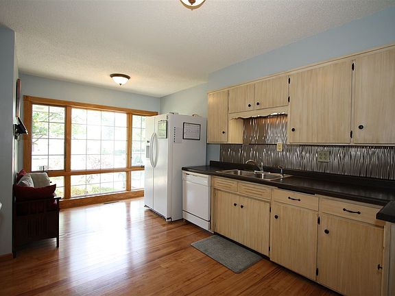 3rd image of 15 Maplewood Dr