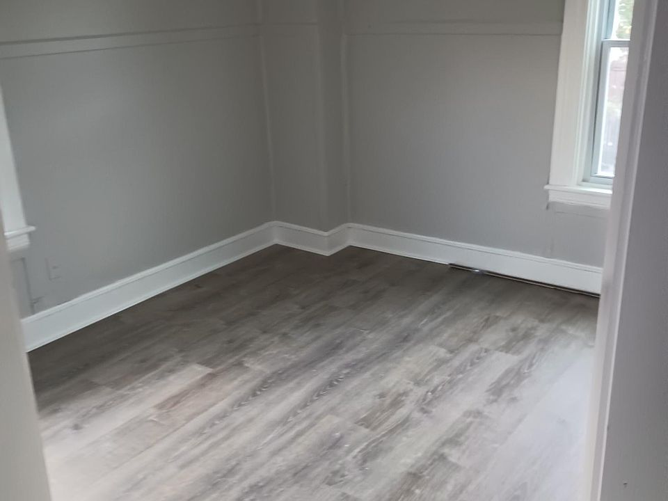 1st image of 121 2nd St APT 3