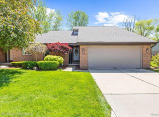 16140 Meadows Dr, Macomb, MI 48044