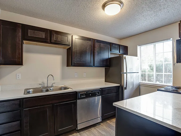 2420 Greenbriar Dr — Photo 5