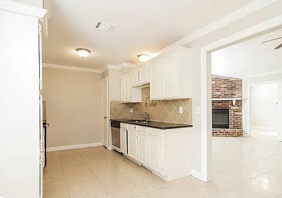 4th image of 2115 Fox Glen Ln