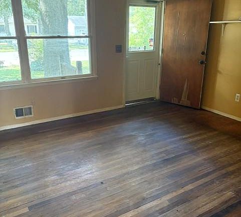 4th image of 318 Laurel Blvd