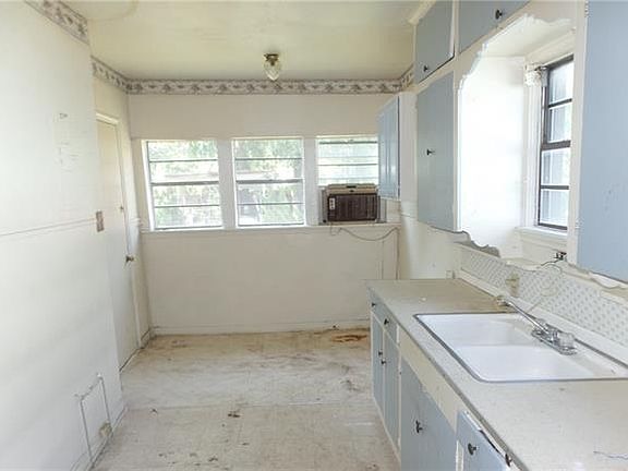 4th image of 1534 E Missouri Ave