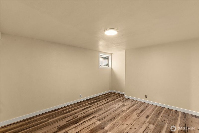 3rd image of 845 N Devon Ave