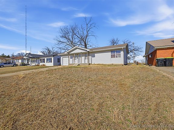 3rd image of 820 Charles Dr