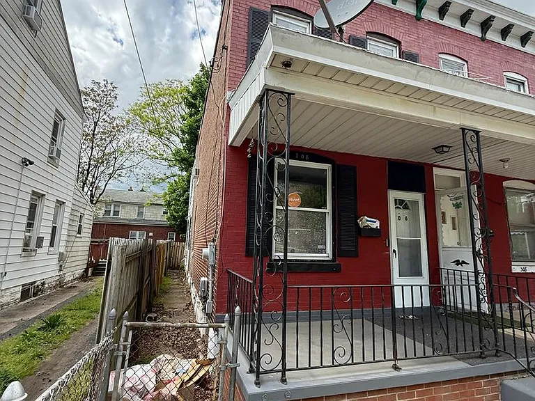 306 Dayton St — Photo 3