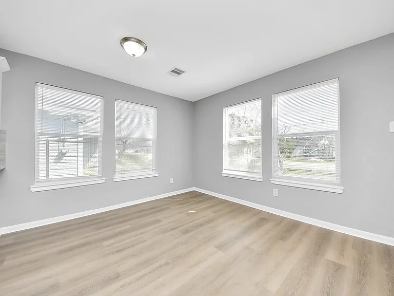 6832 Foster St — Photo 9