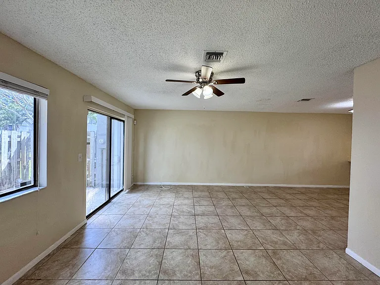 704 Riverside Dr — Photo 33