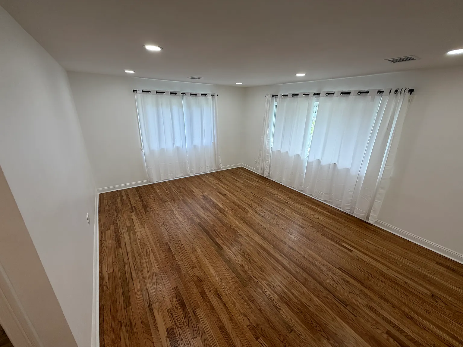 3 bed, 918 sqft, $3,900 — Photo 4