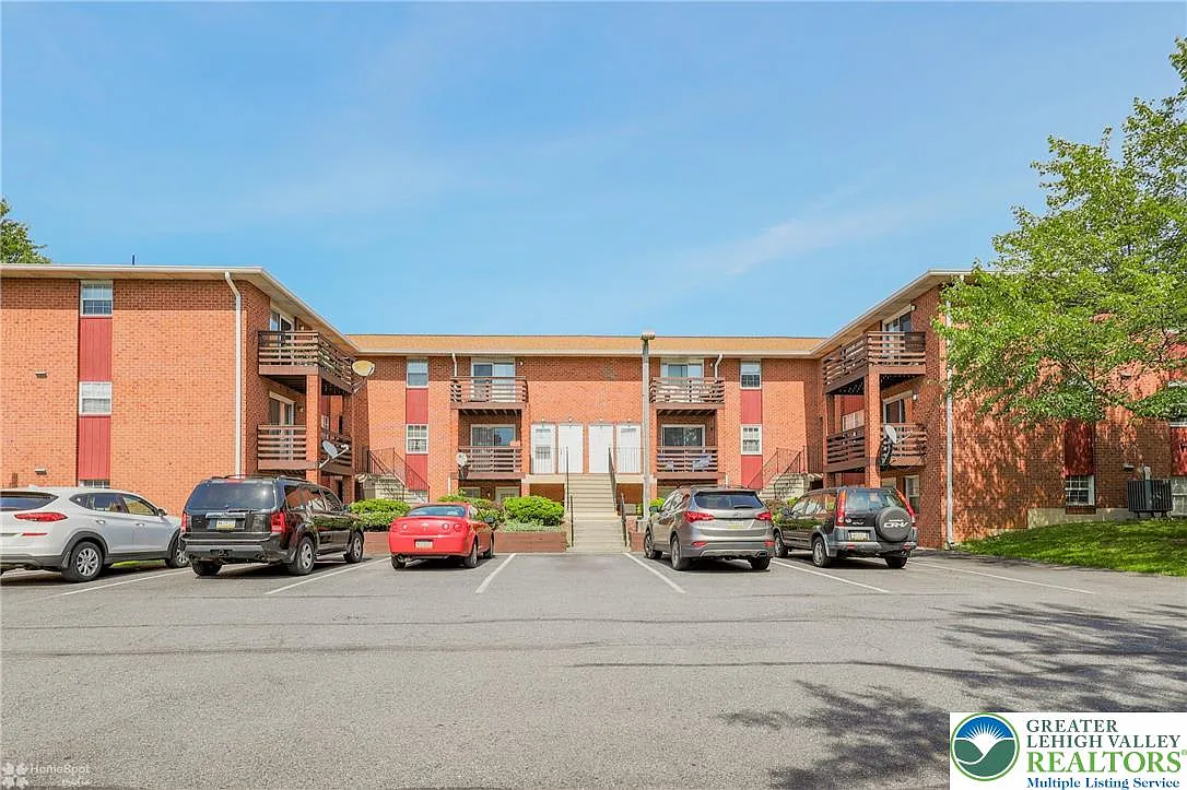 2 bed, 1.0 bath, 1057 sqft, $1,700 — Photo 2
