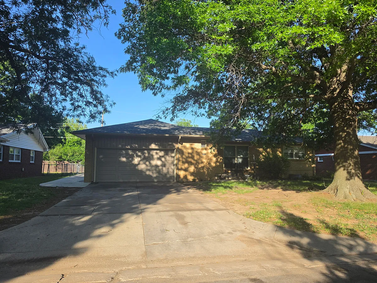 Building Photo - 820 N Westlink Ave
